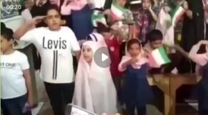 فیلم ریزش سکو کودکان هنگام اجرای سلام فرمانده